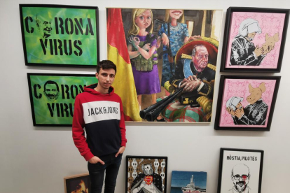 Adrià Codina posa junto a su colección de arte contemporáneo.