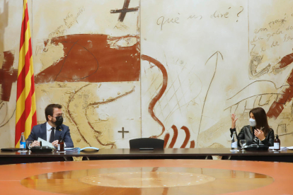 El vicepresidente de la Generalitat con funciones de presidente, Pere Aragonès, conversando con la consellera de Presidencia en funciones, Meritxell Budó, durante una reunión del Consejo Ejecutivo.