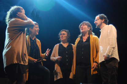 El grupo Tornaveus, con cuatro voces femeninas y una masculina.