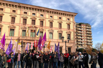 Concentración en Lleida en apoyo a la trabajadora de Atento despedida por acumulación de bajas