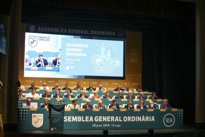 Una vista general dels membres de la junta directiva de la FCF ahir al Teatre Ateneu de Tàrrega.