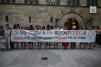 Movilización contra las violencias sexuales en julio de 2019 en la plaza Paeria, con la adhesión del colectivo Dones a Escena de Lleida. 