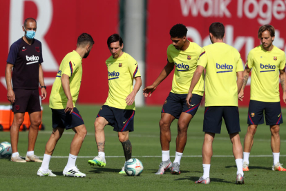 Messi, envoltat de diversos companys, durant l’entrenament d’ahir.