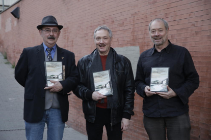 Pep Mòdol, que presentó el acto, con Alfonso López y Pepe Gálvez, autores de ‘Llegará el invierno’.