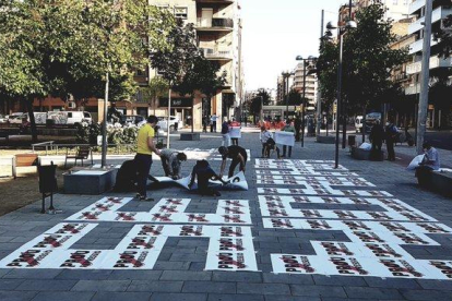 Activistes d’Òmnium Lleida preparaven el mosaic ahir al matí a la plaça Pau Casals.