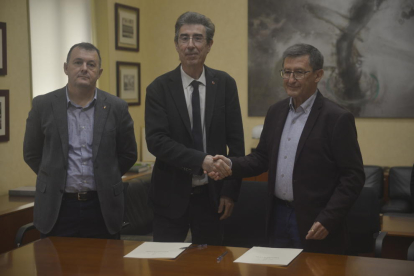 Jaume Puy i Francesc Betriu van firmar ahir l’acord al Rectorat de la Universitat de Lleida.