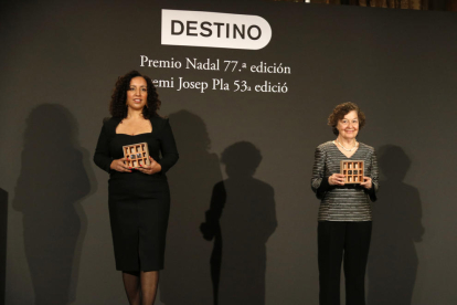 Najat El Hachmi i Maria Barbal, després de recollir els premis Nadal i Josep Pla, respectivament.