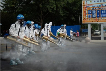 Operarios desinfectan una calle en Pekín para prevenir contagios.