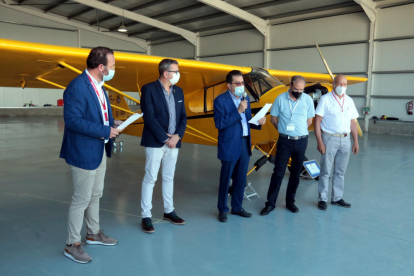 La presentación del avión Piper J3 en el hangar del Reial Aeri Club en el aeropuerto de Alguaire. 