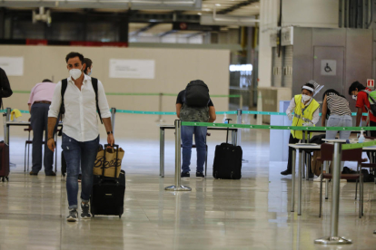 Varias personas a su llegada a la terminal 4 del aeropuerto de Madrid-Barajas.