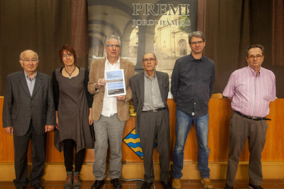 El ganador, Josep Civit (3º por la izquierda), junto al poeta Jordi Pàmias ayer en Guissona.