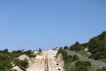 La zanja donde se colocará la conducción para el riego de 730 hectáreas del municipio de Castelldans.