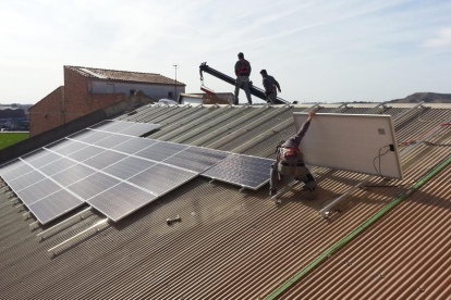 Imagen de la instalación de las placas solares en el tejado del ayuntamiento de Torrefarrera.