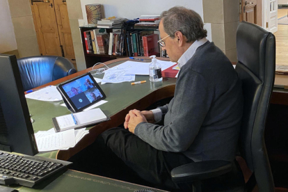 El presidente de la Generalitat, Quim Torra, reunido por videoconferencia, desde la Casa dels Canonges, con el conseller de Interior, Miquel Buch, y la consellera de Salud, Alba Vergés, para seguir la evolución del COVID-19.