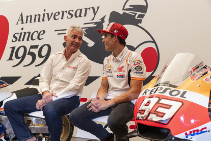 Dos campions com Mick Doohan i Marc Màrquez, ahir durant l’acte del 60 aniversari d’Honda.