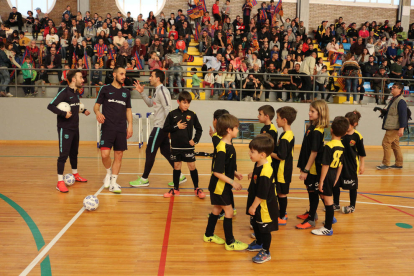 Els jugadors de la base del Comtat d’Urgell van compartir exercicis amb els seus ídols del Barça.
