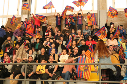 Los jugadores de la base del Comtat d’Urgell compartieron ejercicios con sus ídolos del Barça.