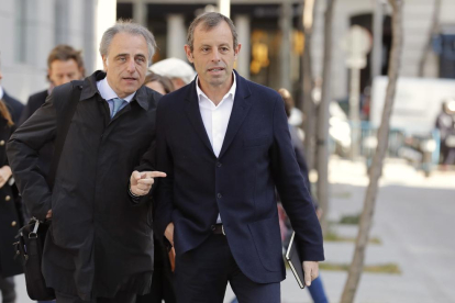 Sandro Rosell, acompañado por su abogado Pau Molins, a su llegada a la Audiencia Nacional.