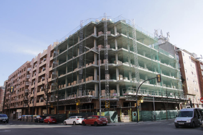 Edificio en obras en la ciudad de Lleida.