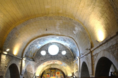 Una vista de la bóveda de cañón deformada de la iglesia románica de Santa Maria de Arties.