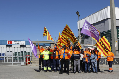 Huelguistas ante las instalaciones de San Miguel en Lleida, ayer.