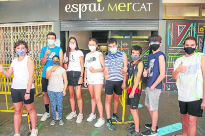 Un grup d’adolescents que ahir van rebre la primera dosi a l’Espai MerCAT de Tàrrega.
