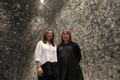 La presidenta de Sorigué, Ana Vallés, y la artista Chiharu Shiota, ayer en el estreno de la instalación ‘In the beginning was...’ en Planta.