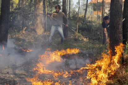 Focs descontrolats a Rianxo amb més de 850 hectàrees cremades