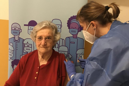 La Pilar Martínez, de 77 anys, ha estat la primera usuària vacunada aquest dijous a la residència geriàtrica Sant Hospital de Tremp.