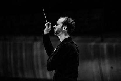 El director d’orquestra lleidatà Néstor Bayona, durant una de les seues actuacions.