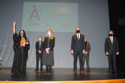 Amina Hussein, junto con el jurado del certamen, en el escenario del teatro L’Amistat. 