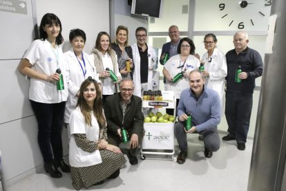 Imagen de familia de los organizadores del proyecto ‘Amb tu’, que ofrecerá agua y fruta a los pacientes.
