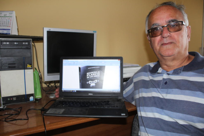 Eladi Romero, amb la seua novel·la en format digital a l’ordinador de casa, que sortirà en paper al juny.