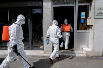 Tasques de desinfecció en una residència de padrins de Barcelona, ahir.