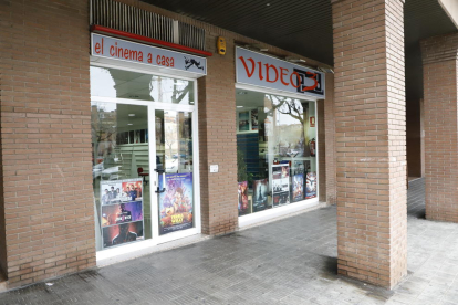 Videoclub Agramunt  -  En sus 35 años de historia, el Videoclub Agramunt de Rosina Ribes ha abierto sus puertas en tres lugares distintos: primero, en la avenida Agustí Ros, después, en Jaume Mestres; y finalmente, en Passeig Nou (en la foto).