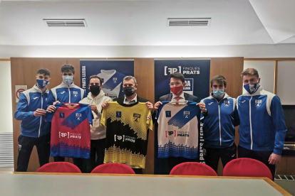 Sergi Folguera, Bruno Di Benedetto, Ignasi Amor, Enric Duch, Xavier Prats, Jordi Badia y Sergi Duch, con las nuevas camisetas del equipo.