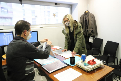 D’esquerra a dreta, JxCat, ERC, Cs, PDeCAT i PSC presentant ahir les seues candidatures per al 14-F davant de la junta electoral provincial de Lleida.