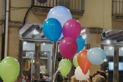 Lanzar globos, una alternativa de despedida. En la imagen, un acto del octubre en Tàrrega. 