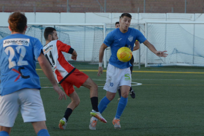 Una jugada del partido de ayer entre el Alcarràs y el Viladecans en el municipal El Xoperal.