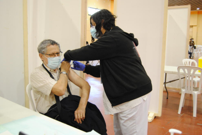 El pavelló firal de Mollerussa va acollir ahir la vacunació de persones de 70 a 79 anys.