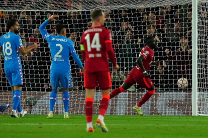 Sadio Mané celebra el segundo tanto del Liverpool ante la desesperación de la defensa atlética.