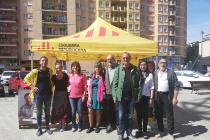 Miquel Pueyo haciendo campaña ayer en Lleida. 