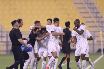 Xavi celebra un gol amb els jugadors ahir en el que va poder ser l’últim partit amb l’Al-Sadd.