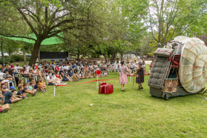 El Sidral sorprendió al numeroso público del festival Circ Picat de Alpicat con su caracol ‘Heliko’. 