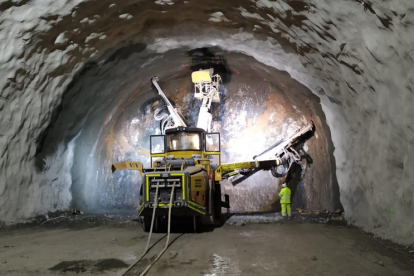 Imatge de l’interior del túnel de Tres Ponts, que ja està perforat en un 50%.