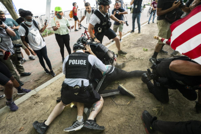 Agents de la policia de Washington redueixen un manifestant a prop de la Casa Blanca.