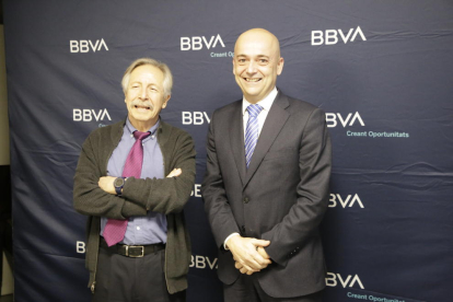 Josep Oliver i el director de Zona de BBVA a Lleida, Víctor Blasco, van presentar ahir l’Anuari.