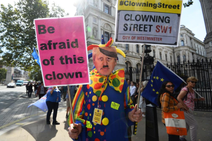 Protestas en las cercanías de Downing Street por las decisiones del primer ministro Boris Johnson.