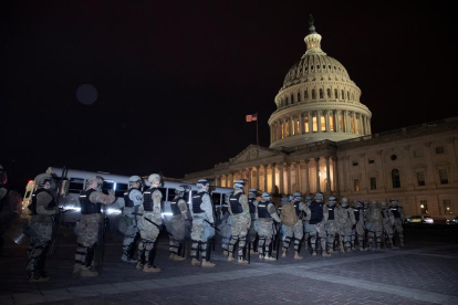 La Guàrdia Nacional es forma als afores del Capitoli dels Estats Units després que seguidors de Donald Trump irrompessin al recinte durant unes protestes