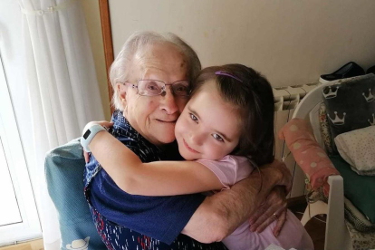 Retrobament de la Paula, de 6 anys, amb la seva besàvia de 100 anys. Sonia Martos